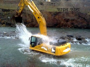 कर्णाली नदि तार्ने क्रममा स्काभेटर पल्टियो, चालकको सकुशल उद्धार ।